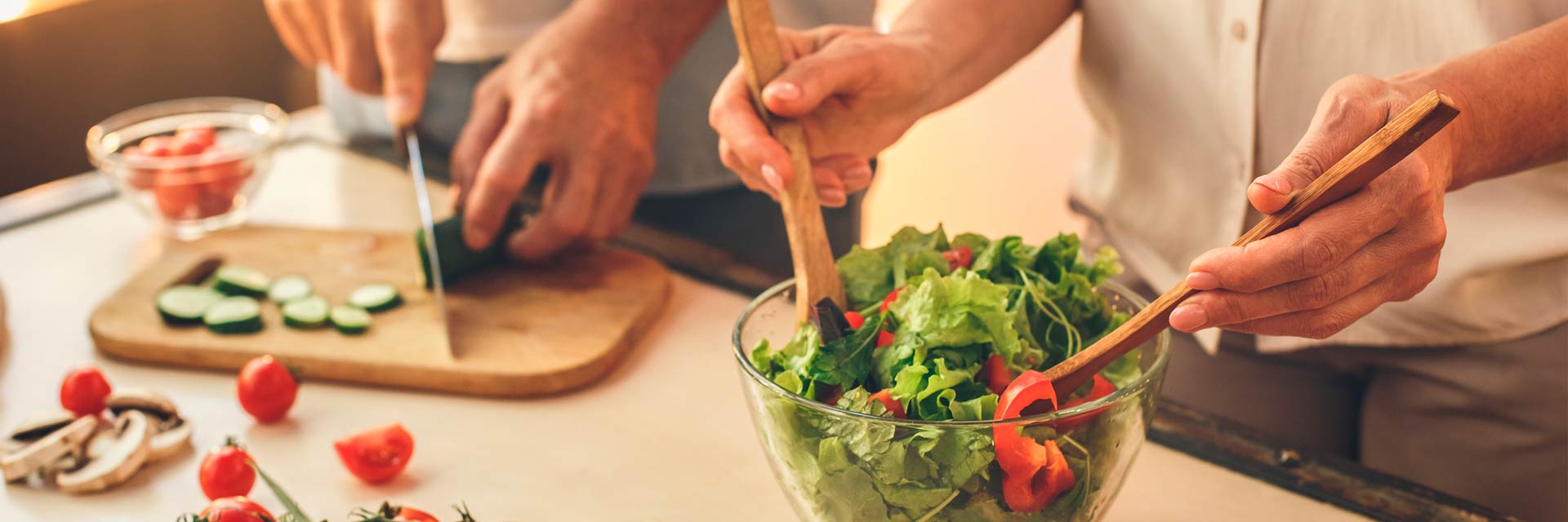 Te damos ocho sencillos pasos para cambiar tu dieta y comer más sano, sin cambios drásticos.