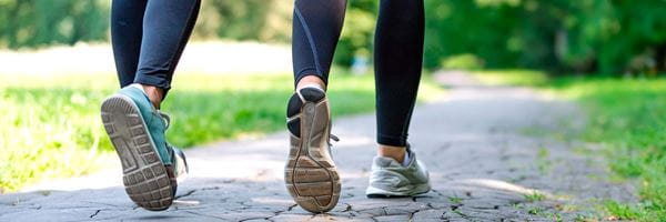 Salir a caminar es una actividad facil y saludable que puede ayudarte a mejorar tu salud. Descubre algunos consejos y beneficios de este ejercicio.