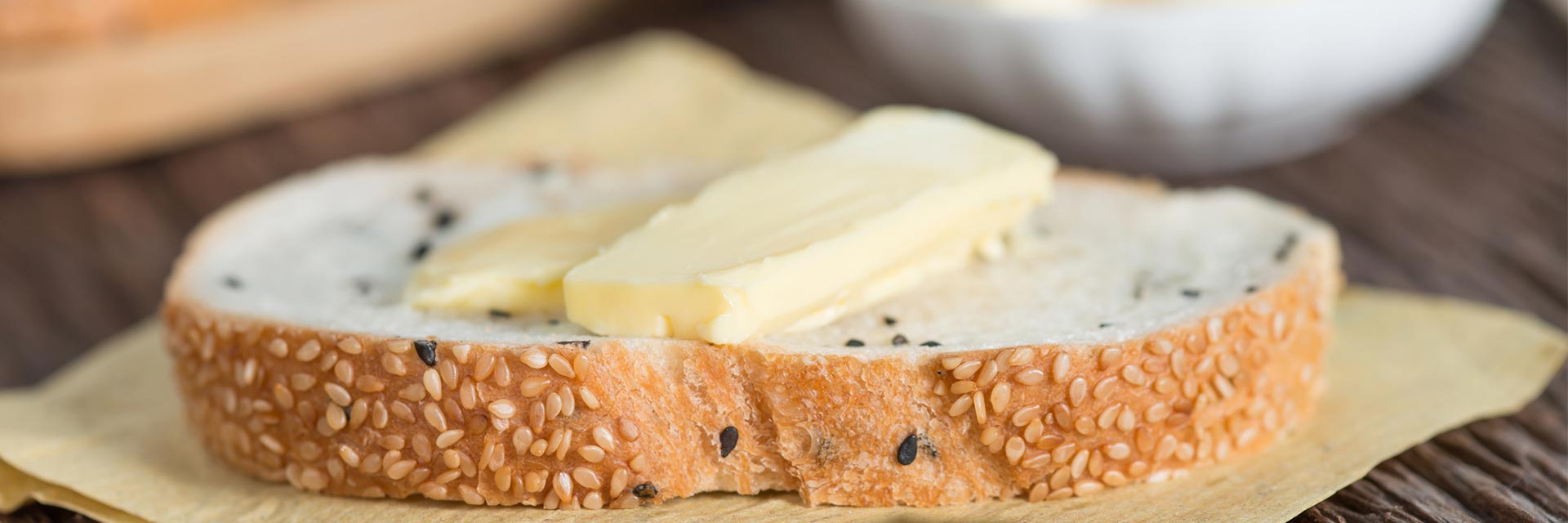 Seguramente ya conoces la margarina y la mantequilla, pero ¿sabes realmente cuales son sus diferencias? Infórmate más en nuestra página.