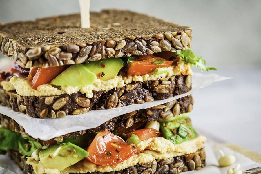 recipe image Receta Sándwich de hummus con aguacate