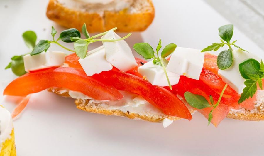 recipe image Tostada con queso fresco y tomate