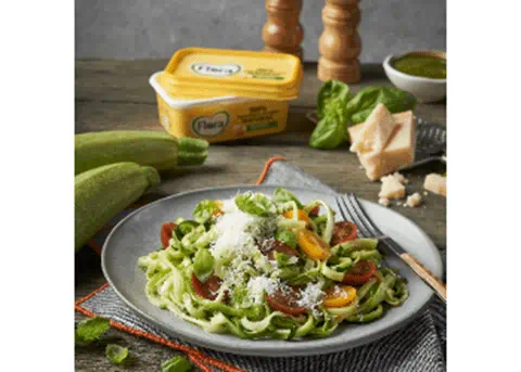 recipe image Espaguetis de calabacín con pesto y tomatitos